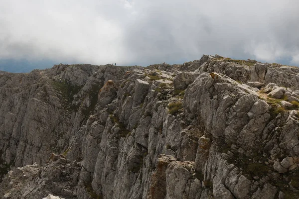 İtalya 'nın Abruzzo bölgesinde Sirente dağının eteklerinde bulutlarla yürüyorum.