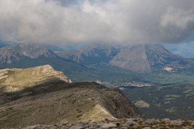 Eylül ayının yaz günü Abruzzo 'daki Monte Sirente tepesinden panoramik manzara