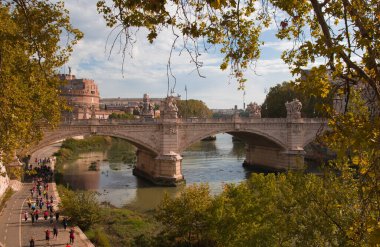 ROME, ITALY - 9 Ekim 2022: Sonbahar yapraklı Ponte Sant Angelo (Saint Angel Bridge) ve Castel Sant Angelo manzarası. Roma 'nın turistik yerleri