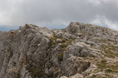 Monte Sirente 'nin Abruzzo' daki zirvesi bulutlu