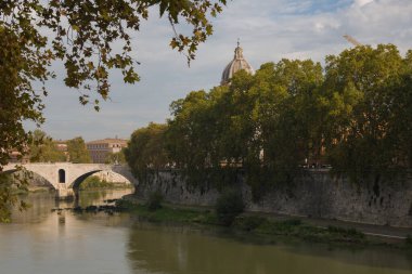 Roma 'nın tarihi merkezinde, İtalya' nın başkenti Tiber Nehri 'nin güzel manzarası.