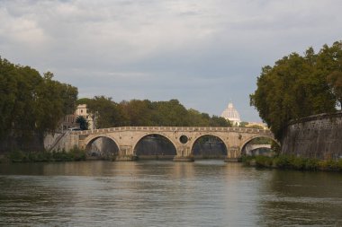 Sonbahar sezonu boyunca Roma 'daki Tiber Nehri' ndeki köprünün panoramik manzarası Lazio