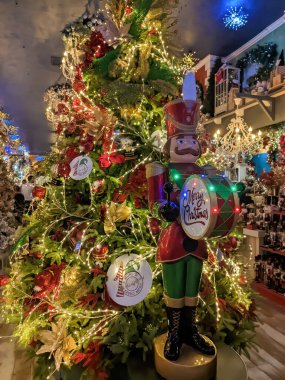 VETRALLA, İtalya - 23 Ekim 2022: Vetralla 'daki güzel noel dükkanının içindeki Noel ağacı ve oyuncak asker manzarası