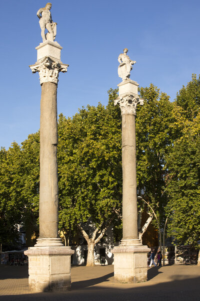 Статуи Эркюля в Севилье
