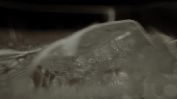 Kostky Ledu Zblízka Barovém Skle Detailní Záběr Otočený Objekt — Stock video