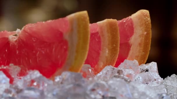 Grapefruit Wedges Lie Ice Refreshing Grapefruit Making Cocktail Bar — Vídeo de Stock