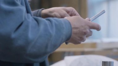 Metalle çalışmak için teknik ekipman üretiliyor. Ağır endüstri. Bakım bölümü, kapatın.