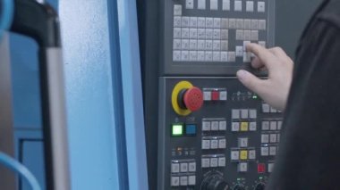 Metalle çalışmak için teknik ekipman üretiliyor. Ağır endüstri. Bakım bölümü, kapatın.