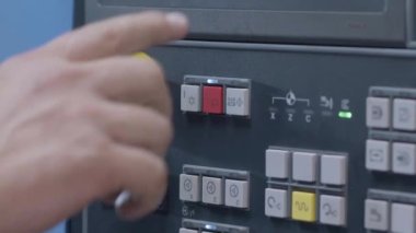 Metalle çalışmak için teknik ekipman üretiliyor. Ağır endüstri. Bakım bölümü, kapatın.