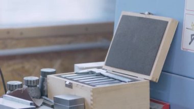Metalle çalışmak için teknik ekipman üretiliyor. Ağır endüstri. Bakım bölümü, kapatın.