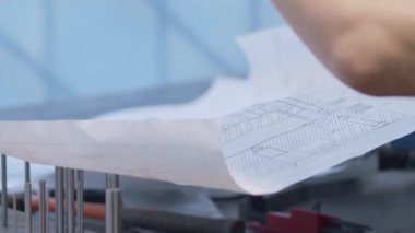 Metalle çalışmak için teknik ekipman üretiliyor. Ağır endüstri. Bakım bölümü, kapatın.