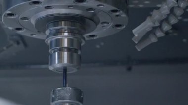 Metalle çalışmak için teknik ekipman üretiliyor. Ağır endüstri. Bakım bölümü, kapatın.