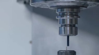 Metalle çalışmak için teknik ekipman üretiliyor. Ağır endüstri. Bakım bölümü, kapatın.