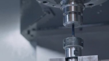 Metalle çalışmak için teknik ekipman üretiliyor. Ağır endüstri. Bakım bölümü, kapatın.