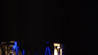 Bardağı alkol ve buzla döndür, kapat.