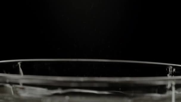 Eiswürfel in Großaufnahme in einem Barglas. Nahaufnahme, gedrehtes Objekt