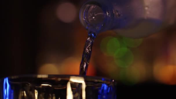Alkohol Wird Mit Menschen Aus Einer Flasche Ein Barglas Geschüttet — Stockvideo