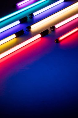 Mor arkaplanda farklı renkler parlıyor.