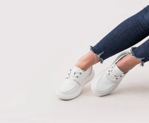 Pernas Femininas Sapatos Esportivos Elegantes Fundo Branco — Fotografia de Stock