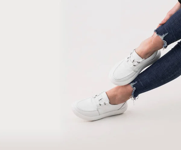 Patas Mujer Zapatos Deportivos Elegantes Sobre Fondo Blanco — Foto de Stock