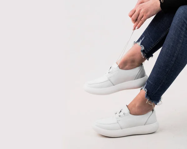 Patas Mujer Zapatos Deportivos Elegantes Sobre Fondo Blanco — Foto de Stock