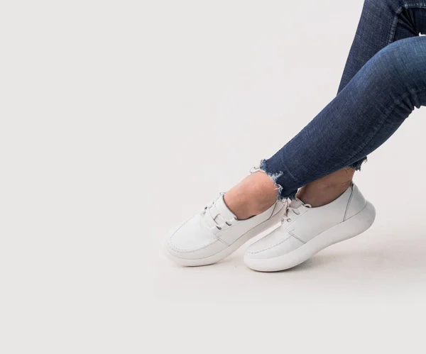 Patas Mujer Zapatos Deportivos Elegantes Sobre Fondo Blanco — Foto de Stock