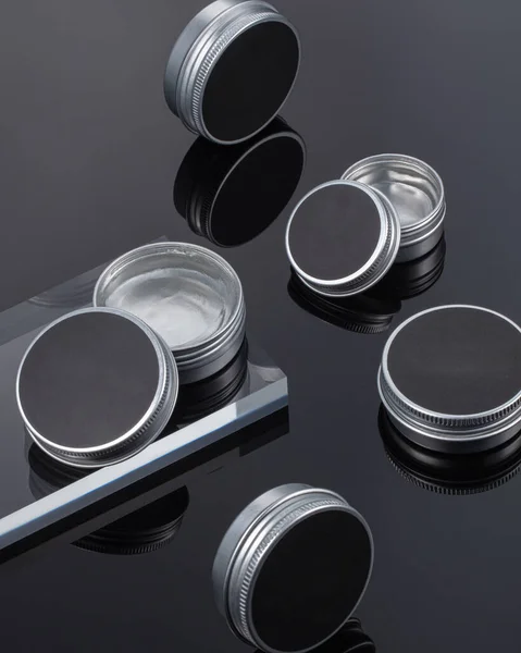 Yuvarlak Demir Ambalajlı Kaş Makyaj Ürünü Siyah Ayna Arka Planında — Stok fotoğraf