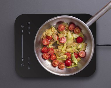 Tavanın üstünde yemek pişirme süreci. Çeşitli İçindekiler