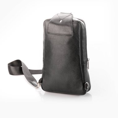 Beyaz arka planda izole edilmiş kutulu erkek kemeri.