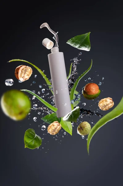 Envase Volador Producto Cosmético Con Salpicaduras Ingredientes Elementos Frutos Secos —  Fotos de Stock
