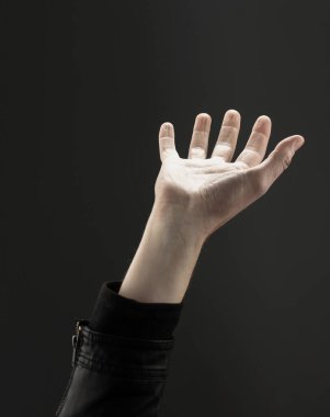 Adamın eli karanlık bir arka plana uzanıyor. Yardım kavramı