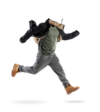 Görünmez bir adam komik bir hareketle kollarını açmış, ceket, şapka, eşofman altı ve beyaz üzerine izole turuncu çizmeler giymiş bir şekilde poz veriyor. Poster konsepti