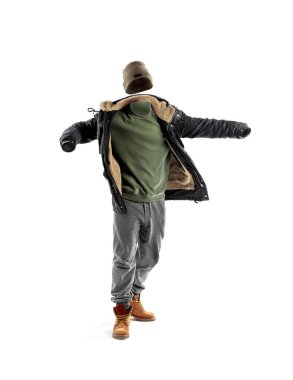 Görünmez adam, kollarını açmış, ceketi, şapkası, eşofmanı ve beyaz üzerine izole edilmiş turuncu çizmeleri ile ayakta duruyor. Poster konsepti