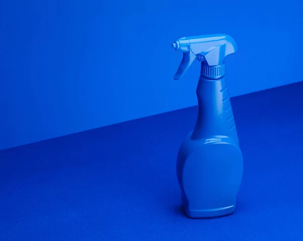 Блакитне Скло Очищає Спрей Синьому Столі Синьому Фоні Поняття Мінімалізму — стокове фото