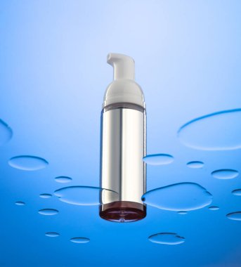  Elinde şeker kutusu olan kozmetik kavanozu, mavi arka planda büyük dekoratif damlalar bulunan kahraman görünümünde yer almaktadır.