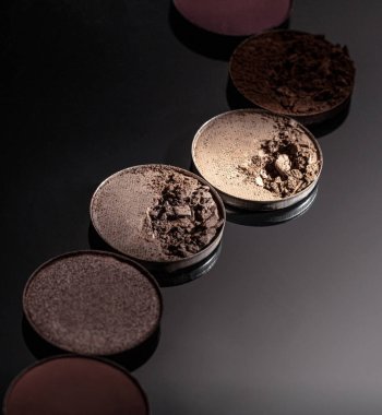 Siyah arkaplanda göz gölgesi kozmetik ürünü