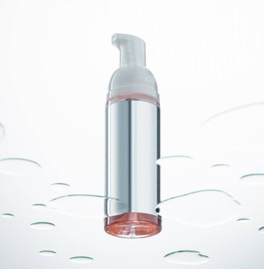  Elinde şeker kutusu olan kozmetik kavanozu, beyaz arka planda büyük dekoratif damlalar bulunan kahraman görünümünde yer almaktadır.