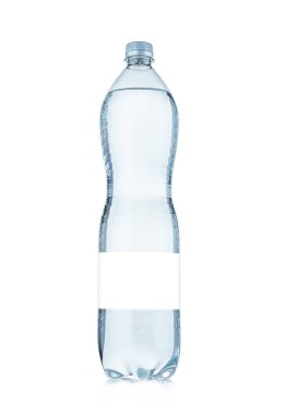 Beyaz arka planda temiz su içilen şişe