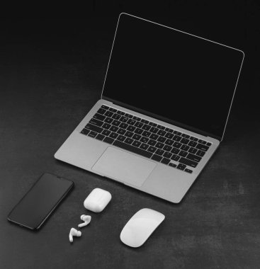 Koyu yapısal arka planda çalışma alanı modelleme şablonu. Cep telefonu, laptop, fare, kalem ve kulaklıklı oyuncu işyeri.