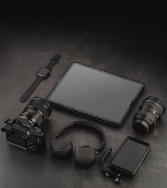 Koyu arkaplanda çalışma alanı modelleme şablonu. Kamera, dizüstü bilgisayar, oynatma monitörü, hafıza kartı tutucu ve lensli kameraman işyeri.