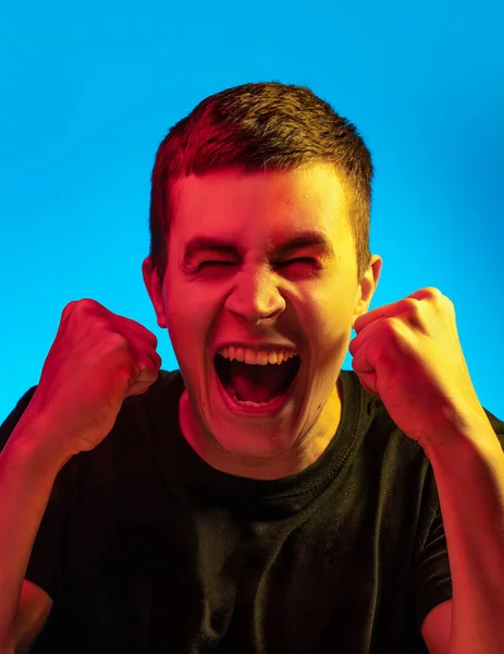 Bonito Retrato Homem Emocional Sobre Fundo Estúdio Azul Néon Laranja — Fotografia de Stock