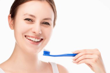 Güzel bir kadının portresi dişlerini beyaza yapıştırıyor. Poster konseptini kapat