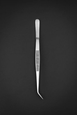 Diş tedavisi ve kontrol için metal aletler. Siyah arkaplanda üst görünüm