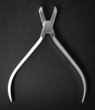 Diş tedavisi ve kontrol için metal aletler. Siyah arkaplanda üst görünüm