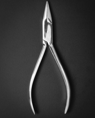 Diş tedavisi ve kontrol için metal aletler. Siyah arkaplanda üst görünüm