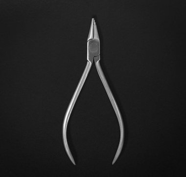 Diş tedavisi ve kontrol için metal aletler. Siyah arkaplanda üst görünüm