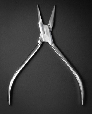 Diş tedavisi ve kontrol için metal aletler. Siyah arkaplanda üst görünüm