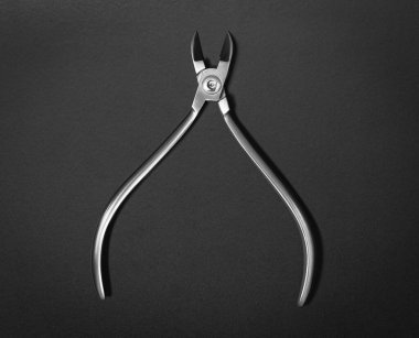 Diş tedavisi ve kontrol için metal aletler. Siyah arkaplanda üst görünüm