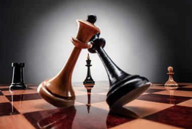 Satranç masası oyun konsepti iş fikirleri ve strateji fikirleri konsepti. Koyu gri arka planda tahta üzerinde satranç figürleri 