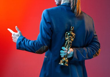 Yakışıklı duygusal genç aktör bir ödül alıyor. Koyu arkaplandaki kavram posteri